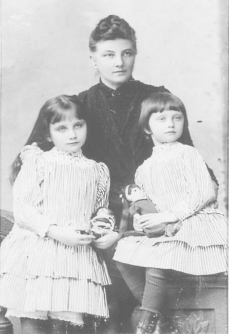 Zdjęcie nr 1 (11)
                                	                             Conrad’s aunt Aniela Zagórska Sr with her daughters Aniela and Karola
                            