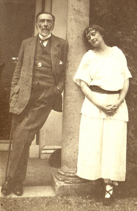 Zdjęcie nr 10 (11)
                                	                             Joseph Conrad in 1923 with his cousin Karola Zagórska
                            
