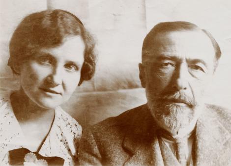 Zdjęcie nr 5 (11)
                                	                             Conrad with his cousin and translator Aniela Zagórska Jr (1914)
                            