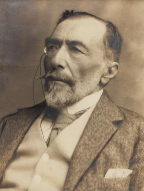Zdjęcie nr 7 (11)
                                	                             Joseph Conrad in 1918
                            